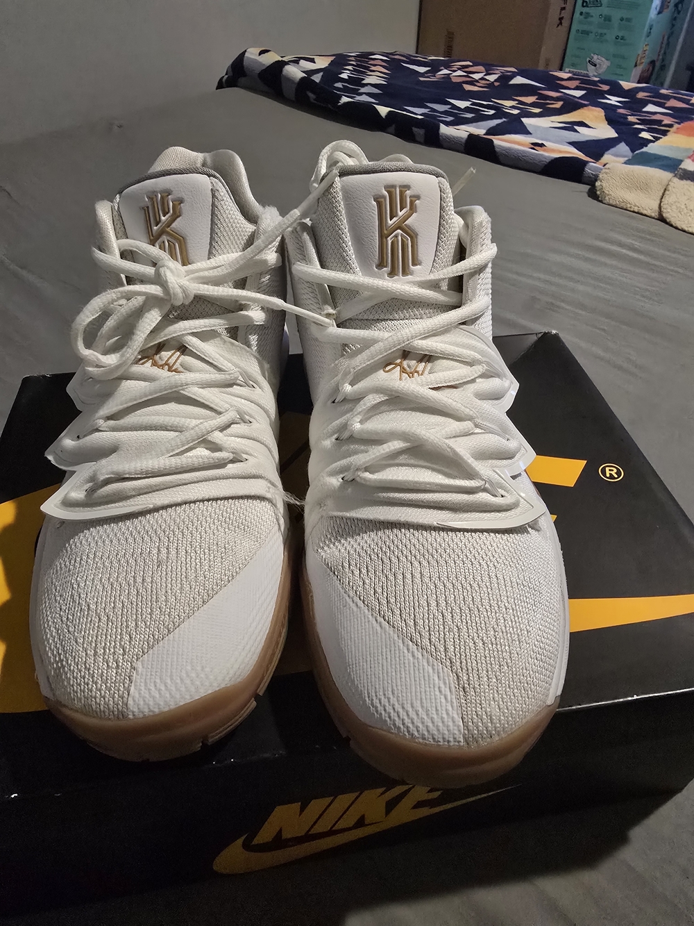 Nike Kyrie 5 / White & Gold Size 5.5Y Mens Basketball Shoes (AQ2456-170) 2018